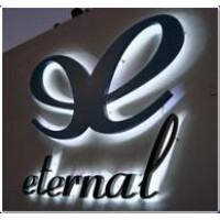 Carteles luminosos, letras corporeas