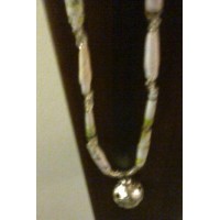 Collar de cuentas de papel reciclado combinado con detalles de actualidad