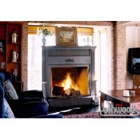 Hogar Ashwwod decorado con piso y columnas