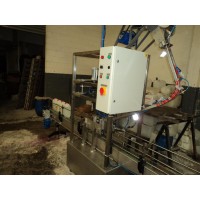 Maquina tapadora roscadora de bidones lineal