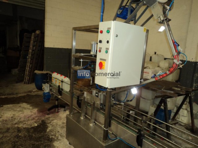Maquina tapadora roscadora de bidones lineal
