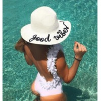 Capelina de rafia blanca con frase bordada Good Vibes