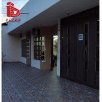 VENDO CASA CON DOS APARTAMENTOS Y DOS LOCALES COMERCIALES
