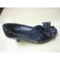zapato con tachas y moño